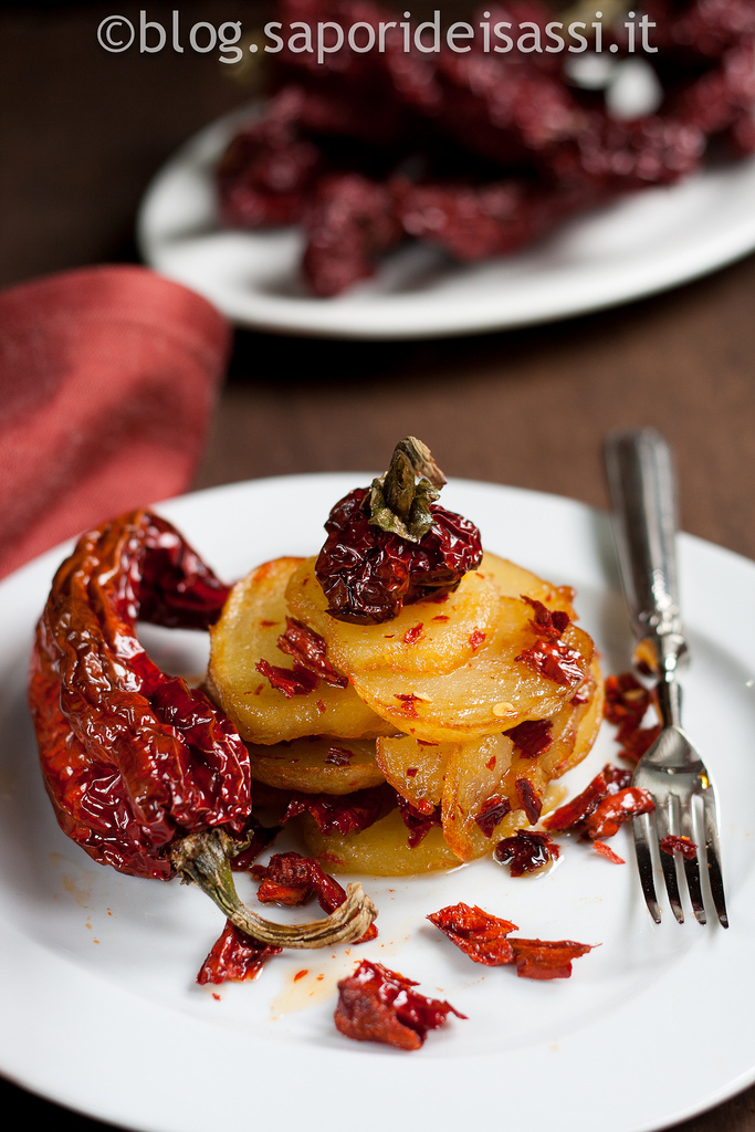 Peperoni cruschi con patate Peperoni cruschi con patate
