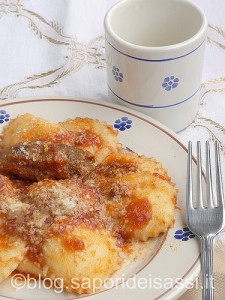 Calzoni di ricotta dolce con ragù e pecorino lucano Calzoni di ricotta dolce con ragù e pecorino lucano