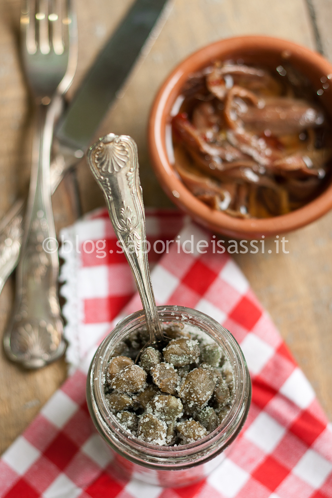 Capperi siciliani sotto sale Capperi siciliani sotto sale