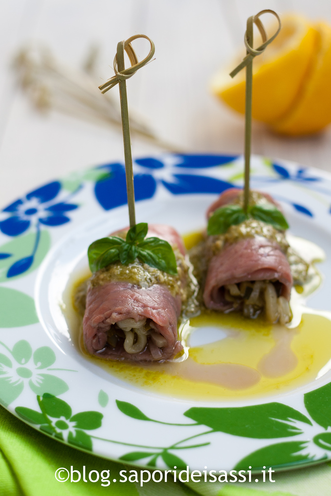 Carpaccio di manzo, zucchine alla scapece e pesto Carpaccio di manzo, zucchine alla scapece e pesto