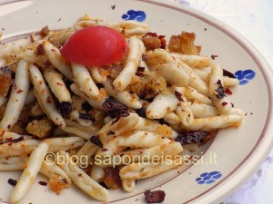 Cavatelli mollica fritta e peperoni cruschi Cavatelli mollica fritta e peperoni cruschi