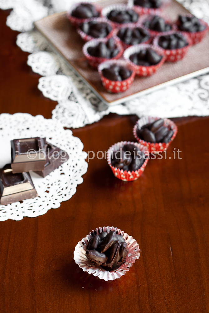 Mandorle ricoperte di cioccolato Mandorle ricoperte di cioccolato