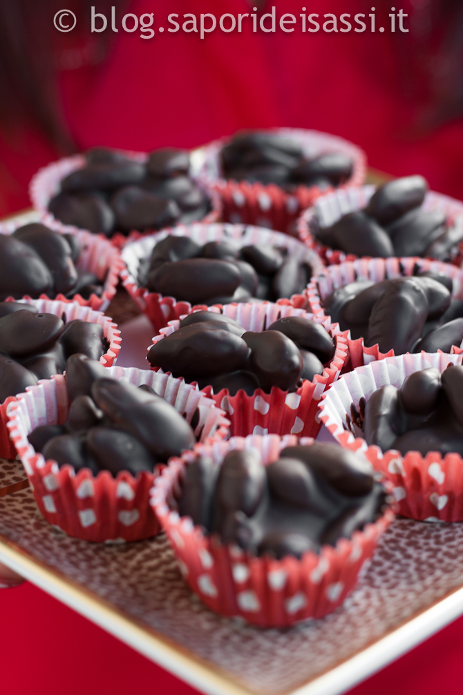 Mandorle ricoperte cioccolato fondente Mandorle ricoperte cioccolato fondente