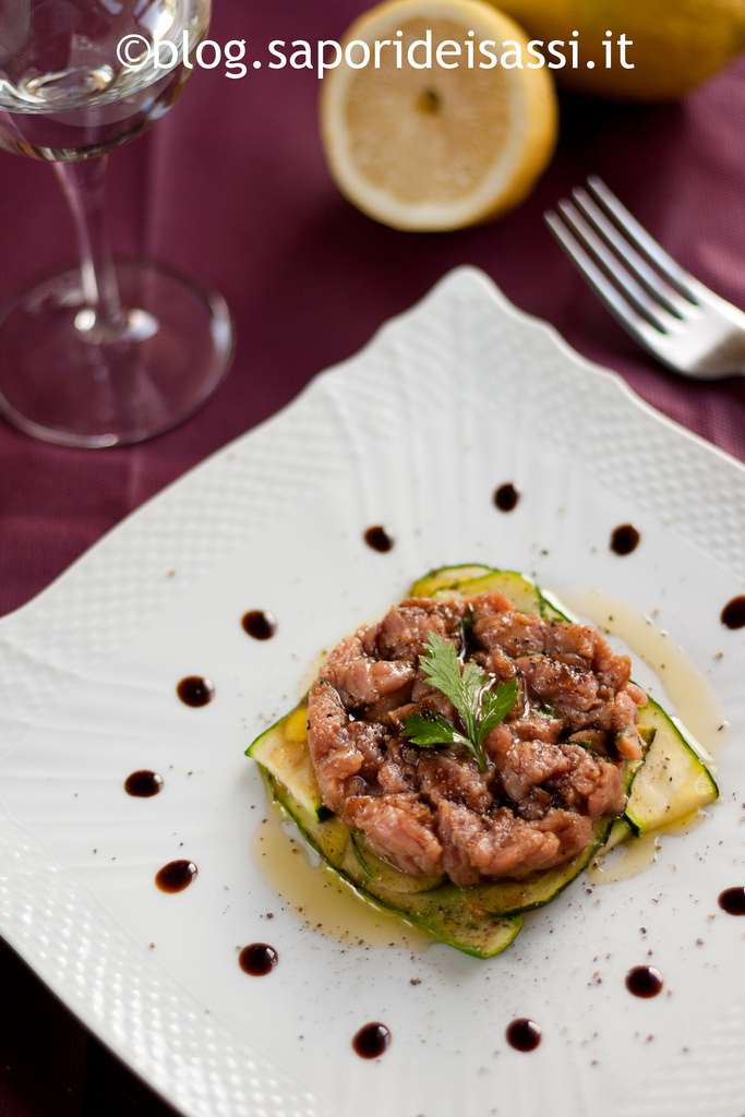 Tartare di manzo e zucchine grigliate Tartare di manzo e zucchine grigliate