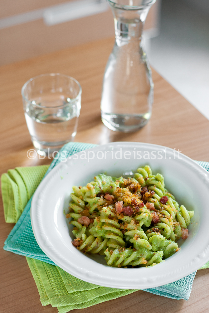 Eliche Gragnano, crema di broccoli, pancetta e molluca di pane Eliche Gragnano, crema di broccoli, pancetta e molluca di pane