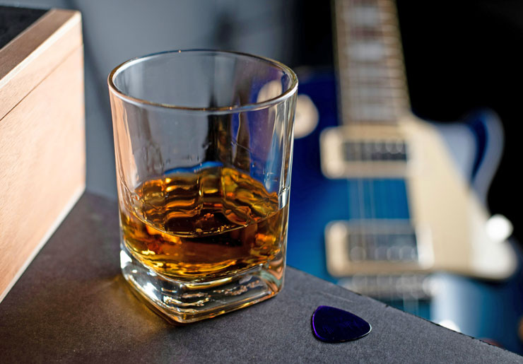 bicchiere di whisky e chitarra